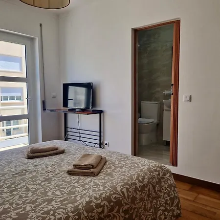 Bay Beach House-4 Bedrooms Beach Across The Road * Ferrel (Leiria)