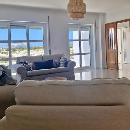 Bay Beach House-4 Bedrooms Beach Across The Road Ferrel (Leiria)