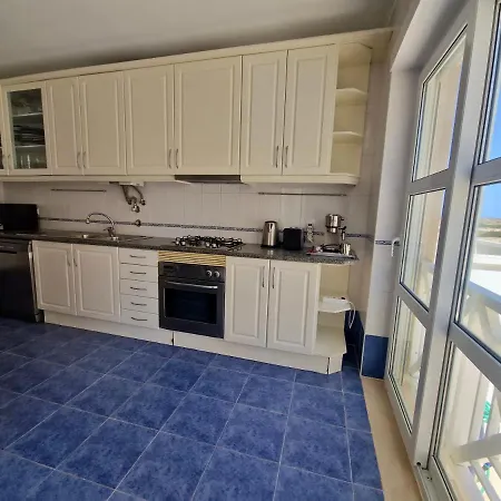 Bay Beach House-4 Bedrooms Beach Across The Road Casa de Férias *