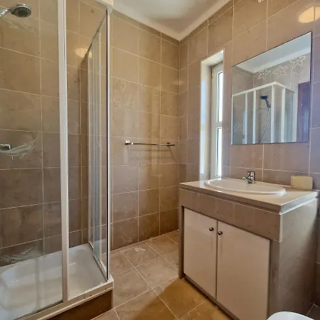 Bay Beach House-4 Bedrooms Beach Across The Road * Ferrel (Leiria)