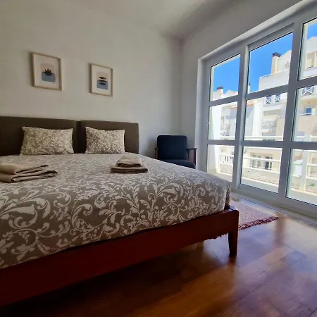 Bay Beach House-4 Bedrooms Beach Across The Road * Ferrel (Leiria)