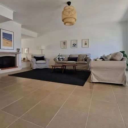 Bay Beach House-4 Bedrooms Beach Across The Road Casa de Férias *