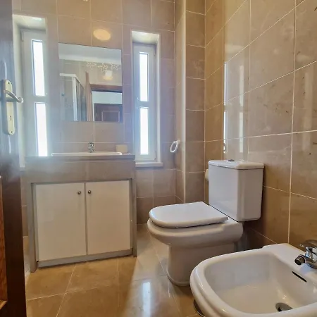 Bay Beach House-4 Bedrooms Beach Across The Road Ferrel (Leiria)
