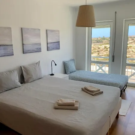 Bay Beach House-4 Bedrooms Beach Across The Road Casa de Férias *