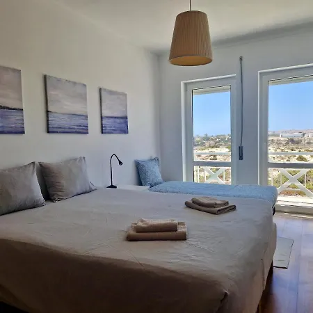 Casa de Férias Bay Beach House-4 Bedrooms Beach Across The Road Ferrel (Leiria)