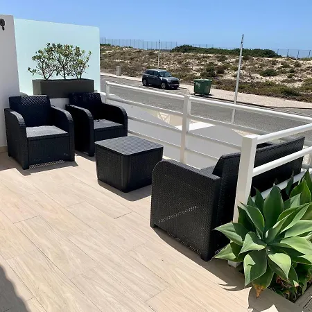 Casa de Férias Bay Beach House-4 Bedrooms Beach Across The Road