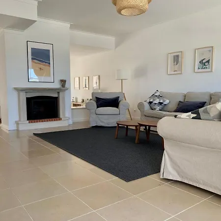Bay Beach House-4 Bedrooms Beach Across The Road