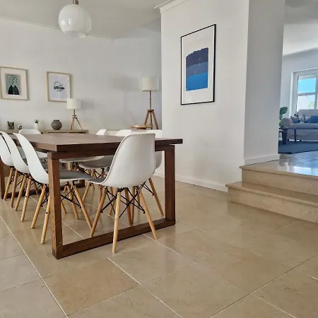 Bay Beach House-4 Bedrooms Beach Across The Road