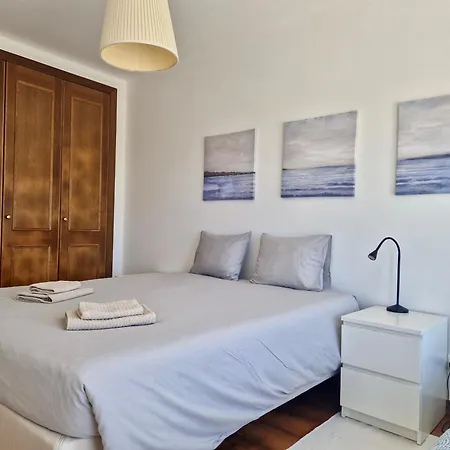 Casa de Férias Bay Beach House-4 Bedrooms Beach Across The Road