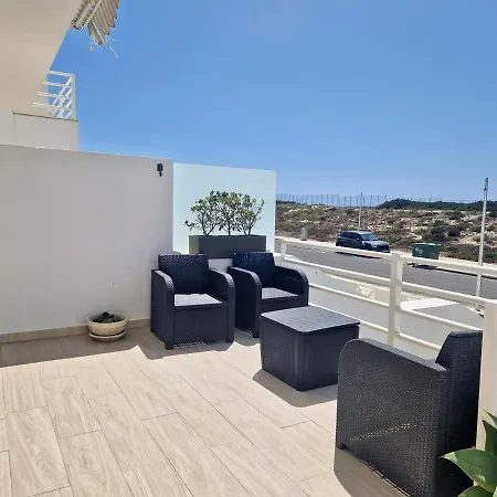 Casa de Férias Bay Beach House-4 Bedrooms Beach Across The Road *