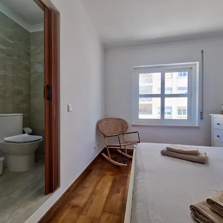 Casa de Férias Bay Beach House-4 Bedrooms Beach Across The Road Ferrel (Leiria)