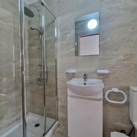 Bay Beach House-4 Bedrooms Beach Across The Road Ferrel (Leiria)