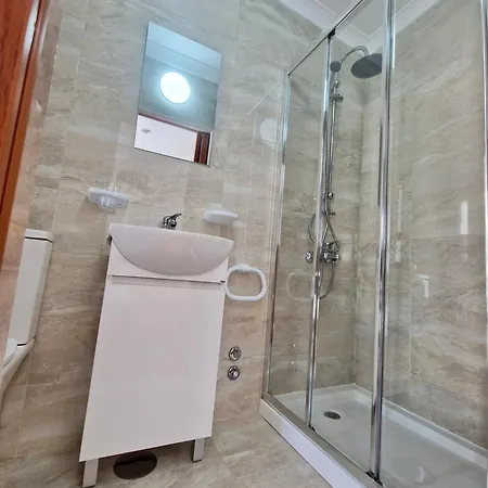 Bay Beach House-4 Bedrooms Beach Across The Road Casa de Férias *