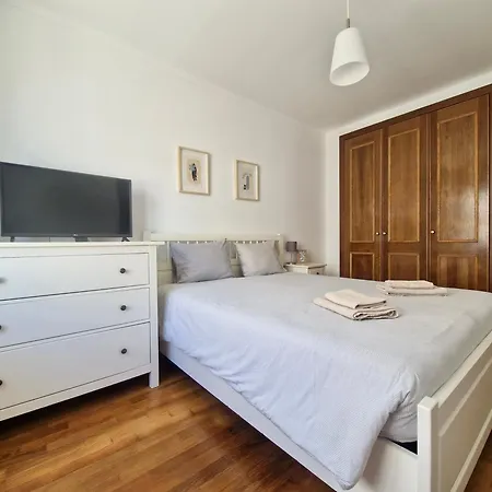 Casa de Férias Bay Beach House-4 Bedrooms Beach Across The Road *