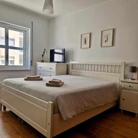 Casa de Férias Bay Beach House-4 Bedrooms Beach Across The Road Ferrel (Leiria)