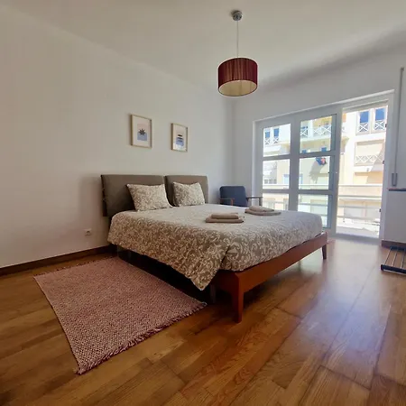 Bay Beach House-4 Bedrooms Beach Across The Road Ferrel (Leiria)