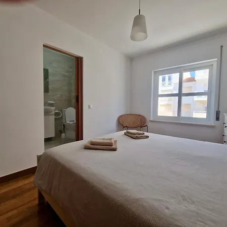 Bay Beach House-4 Bedrooms Beach Across The Road * Ferrel (Leiria)