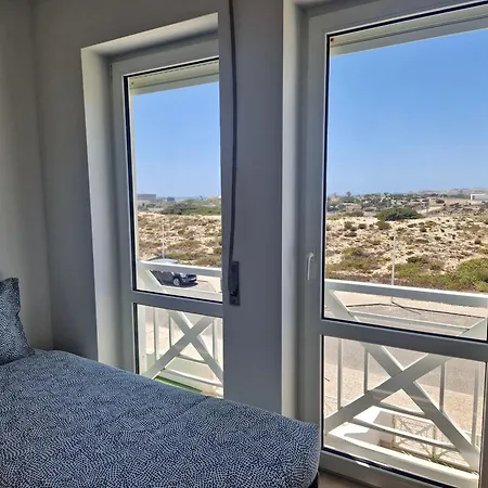 Casa de Férias Bay Beach House-4 Bedrooms Beach Across The Road
