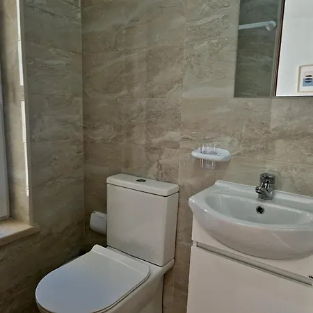 Casa de Férias Bay Beach House-4 Bedrooms Beach Across The Road Ferrel (Leiria)