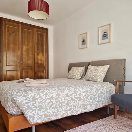 Bay Beach House-4 Bedrooms Beach Across The Road Ferrel (Leiria)