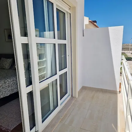 Bay Beach House-4 Bedrooms Beach Across The Road Casa de Férias *