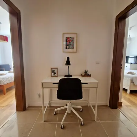 Bay Beach House-4 Bedrooms Beach Across The Road * Ferrel (Leiria)